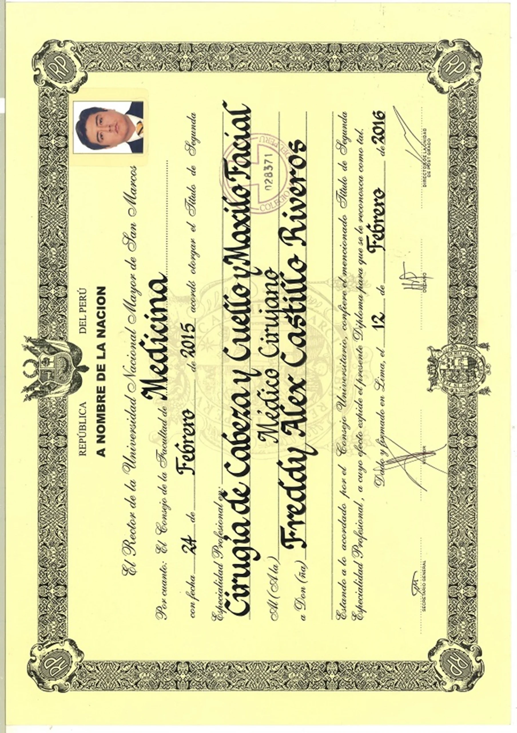 Título profesional de médico cirujano del Dr Freddy Castillo en Lima